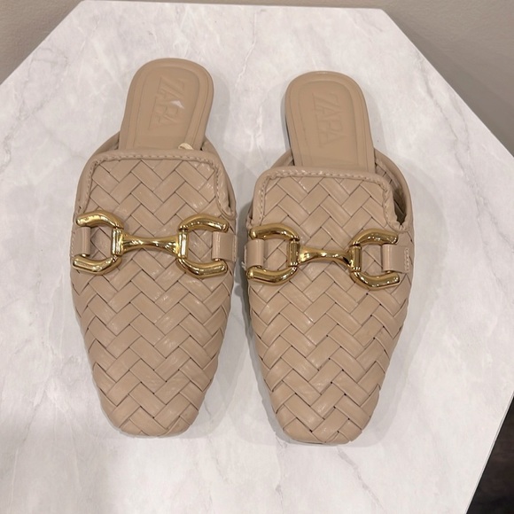 🔥Zara Tan Mules with Quilted Texture and Gold Hardware🔥 - Picture 2 of 4